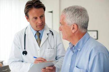 Der Arzt verschreibt eine Behandlung gegen Prostatitis.