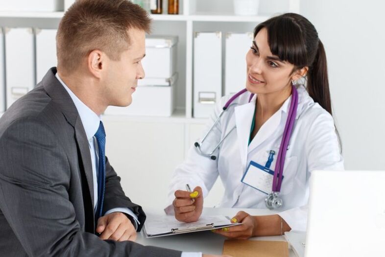 Der Arzt verschreibt auf Grundlage der erhobenen Krankengeschichte ein Medikament gegen Prostatitis.